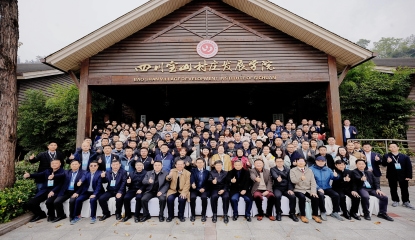 中國(guó)林場(chǎng)協(xié)會(huì)“露營(yíng)與研學(xué)營(yíng)地（基地）專業(yè)委員會(huì)、森林公園與生態(tài)旅游專業(yè)委員會(huì)成立大會(huì)暨推動(dòng)林場(chǎng)生態(tài)產(chǎn)業(yè)發(fā)展大會(huì)”在四川彭州召開(kāi)